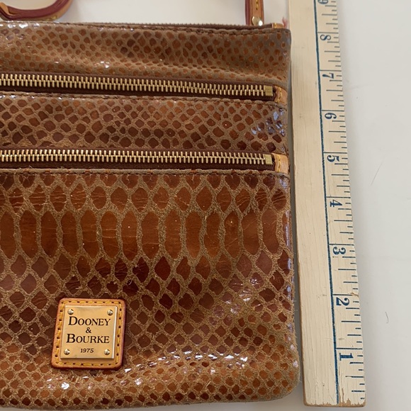 Vintage Dooney & Bourke lizard embossed leather 3-zip crossbody bag 8” 23in drop - Picture 15 of 16